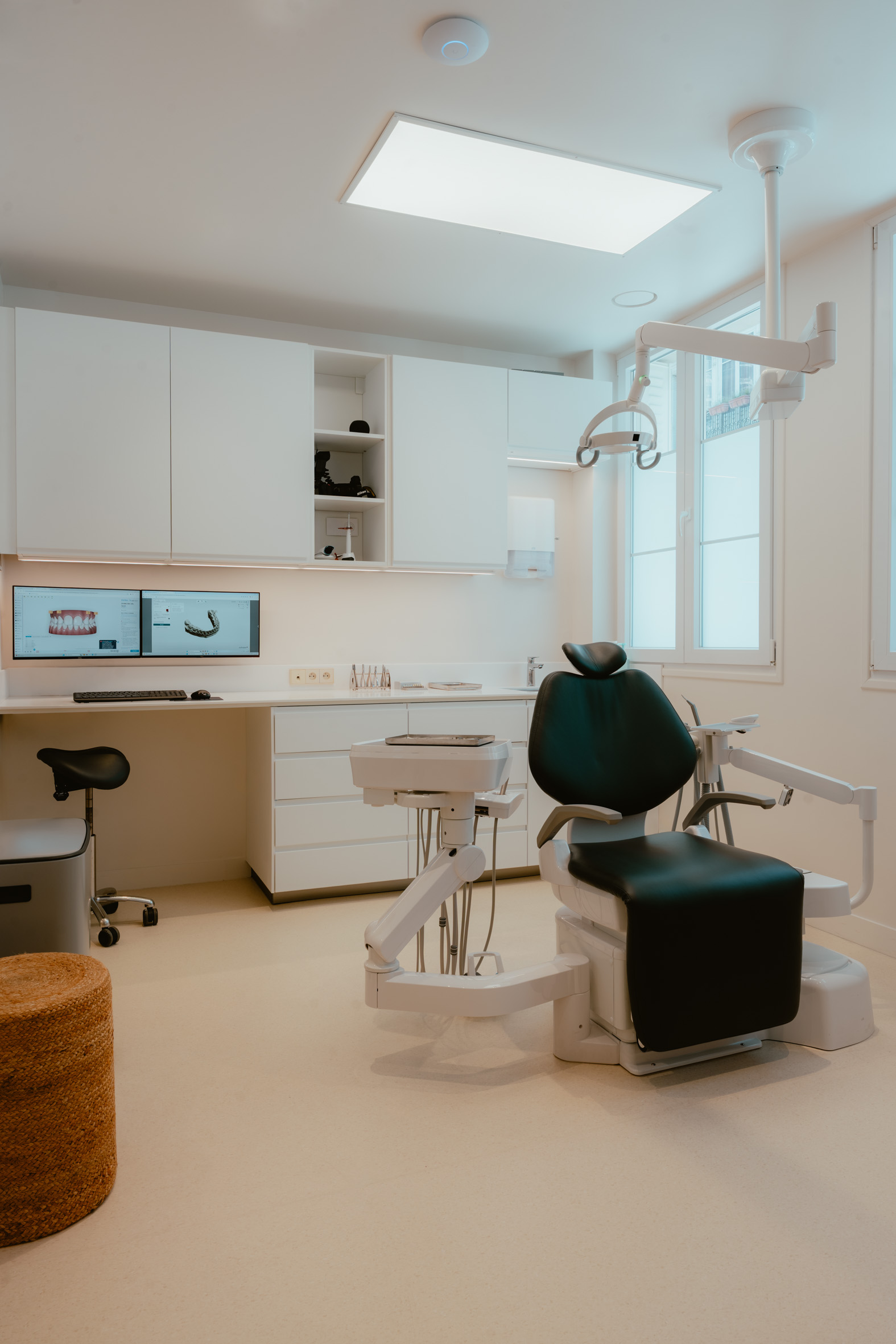 Salle de soins du cabinet d'orthodontie Paris 15e, équipée d'écrans d'imagerie 3D